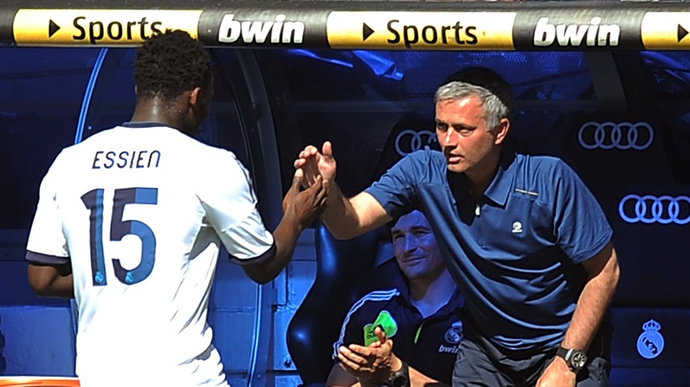 Essien & Mourinho (©Dennis Doyle/Gallo Images)